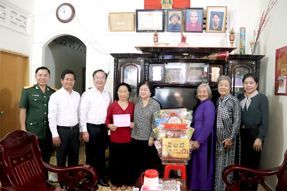 Đồng chí Trương Mỹ Hoa, Nguyên Bí thư Trung ương Đảng, Phó Chủ tịch nước  Cộng hòa xã hội chủ nghĩa Việt Nam và Đồng chí Trần Thế Thuận, Thành ủy viên, Giám đốc Sở Văn hóa và Thể thao Thành phố Hồ Chí Minh thăm và tặng quà bà Lê Thị Diệm, vợ liệt sĩ trong chuyến thăm và tặng quà tại huyện Côn Đảo, tỉnh Bà Rịa – Vũng Tàu nhân Kỷ niệm 75 năm Ngày Thương binh liệt sĩ (27/7/1947 – 27/7/2022). 