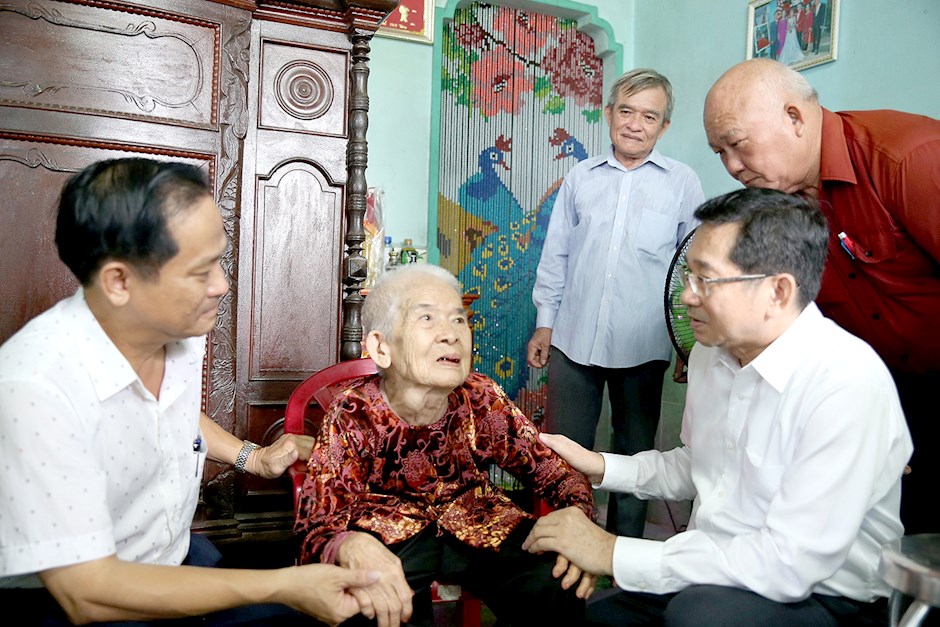 Đồng chí Dương Ngọc Hải, Ủy viên Ban Thường vụ Thành ủy, Chủ nhiệm Ủy ban Kiểm tra Thành ủy Thành phố Hồ Chí Minh chúc thọ cụ Đỗ Thị Vàng, là vợ liệt sĩ Nguyễn Văn Bé ngụ tại ấp 1, xã Hưng Long, huyện Bình Chánh  nhân Kỷ niệm 81 năm Ngày truyền thống Người cao tuổi Việt Nam, ngày 03 tháng 6 năm 2022.