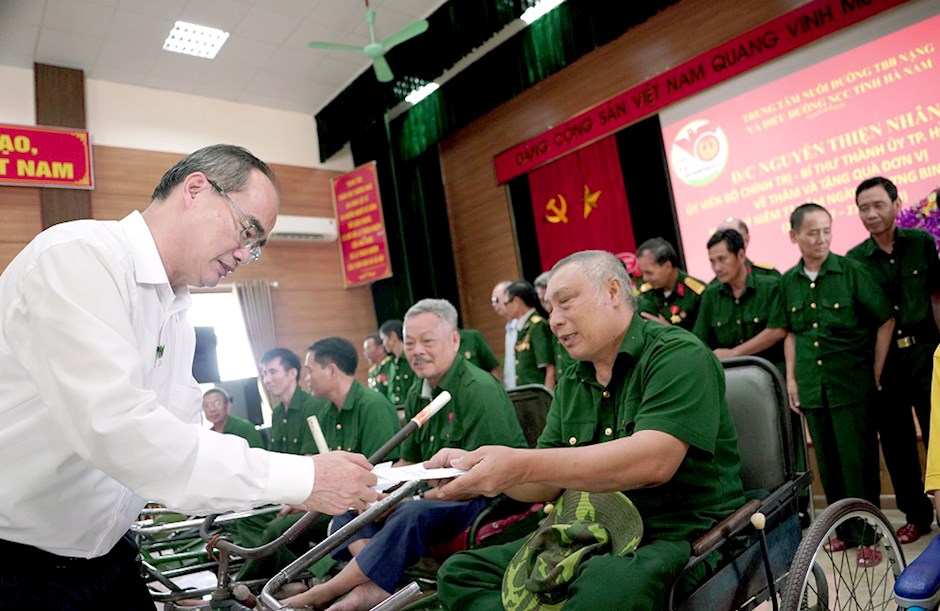 Đồng chí Nguyễn Thiện Nhân, Ủy viên Bộ Chính trị, Bí thư Thành ủy Thành phố Hồ Chí Minh thay mặt Đảng bộ, Chính quyền và Nhân dân Thành phố  Hồ Chí Minh trao những phần quà cho Thương bệnh binh tại Trung tâm Điều dưỡng Thương binh nặng và Điều dưỡng người có công, huyện Thanh Liêm, tỉnh Hà Nam nhân dịp Kỷ niệm 73 năm Ngày Thương binh liệt sĩ,  ngày 26 tháng 7 năm 2020.