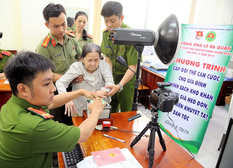 Chiến sĩ tình nguyện Hành quân xanh thuộc Công an Thành phố hỗ trợ  cấp mới thẻ căn cước công dân cho gia đình chính sách khó khăn, người già neo đơn, thanh niên khuyết tật, dân tộc tại khu dân cư trong Chiến dịch  tình nguyện Hành quân xanh, ngày 23 tháng 6 năm 2019.