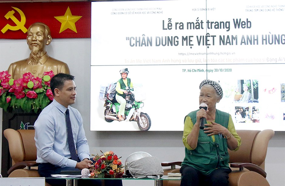 Ngày 30 tháng 10 năm 2020, Sở Khoa học và Công nghệ Thành phố Hồ Chí Minh phối hợp cùng họa sĩ Đặng Ái Việt ra mắt trang web “Chân dung Mẹ Việt Nam Anh hùng” lưu giữ hơn 2.000 bức kí họa chân dung Mẹ Việt Nam Anh hùng. Ảnh: Họa sĩ Đặng Ái Việt chia sẻ về quá trình vẽ chân dung Mẹ Việt Nam Anh hùng trong suốt 10 năm qua tại Lễ ra mắt trang Web.