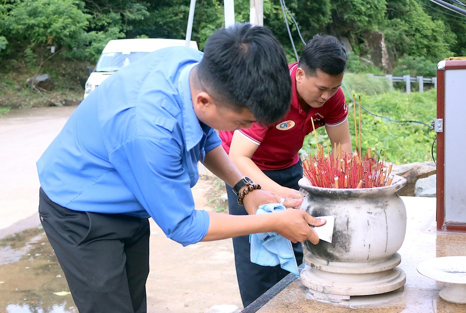 Đoàn viên, thanh niên Thành phố Hồ Chí Minh thực hiện vệ sinh, cải tạo cảnh quan các Khu đặt bia tưởng niệm Anh hùng liệt sĩ tại huyện Côn Đảo, tỉnh Bà Rịa – Vũng Tàu nhân Kỷ niệm 75 năm Ngày Thương binh liệt sĩ (27/7/1947 - 27/7/2022), 