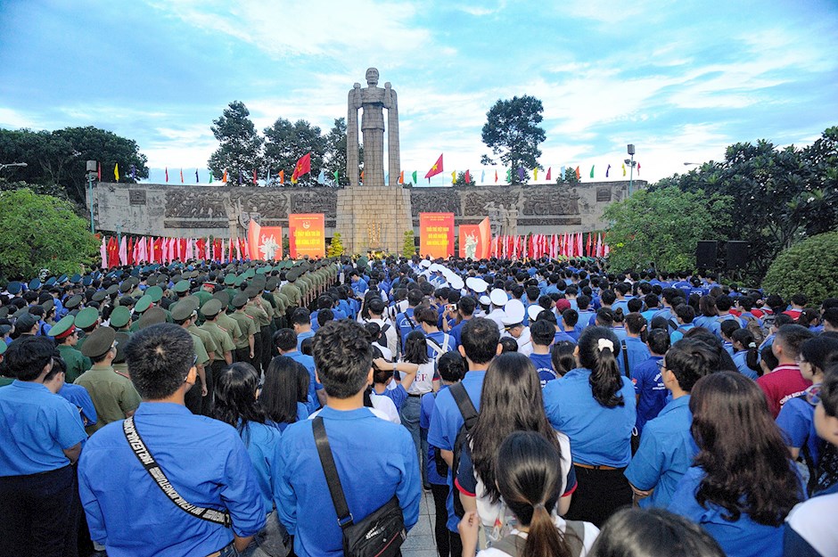 Thực hiện lời căn dặn của Chủ tịch Hồ Chí Minh, Đảng bộ và Nhân dân Thành phố Hồ Chí Minh luôn tích cực tổ chức tham gia các phong trào “Đền ơn đáp nghĩa” với nhiều hành động cụ thể, thiết thực trở thành nét đẹp trong đời sống văn hóa, góp phần giáo dục truyền thống “Uống nước nhớ nguồn” cho thế hệ hôm nay và mai sau. Ảnh: Đông đảo Đoàn viên, thanh niên tham gia Lễ thắp nến tri ân  tại Nghĩa trang Liệt sĩ Thành phố – Nơi an nghỉ của những Anh hùng  đã quên mình vì Tổ quốc nhân Ngày Thương binh liệt sĩ 27/7 hàng năm. 