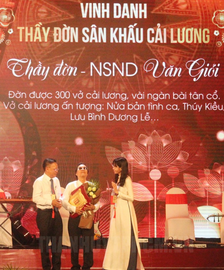 Trưởng Ban Dân vận Thành ủy TPHCM Nguyễn Hữu Hiệp và Bí thư Thành đoàn TPHCM Phan Thị Thanh Phương tôn vinh danh cầm Văn Giỏi.