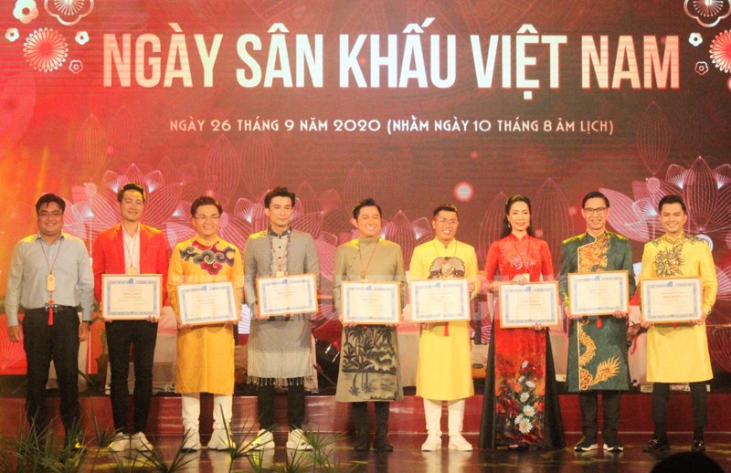 Hội Liên hiệp Thanh niên Việt Nam TPHCM tặng bằng khen cho các nghệ sĩ tiêu biểu.
