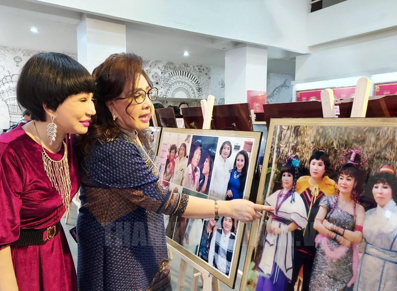 NSND Lệ Thủy và NSƯT Thanh Kim Huệ bắt gặp hình ảnh của mình tại triển lãm.
