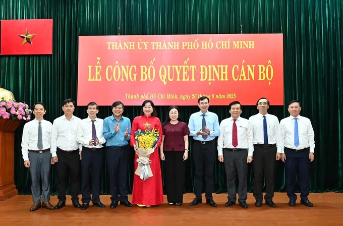 Các đồng chí Ban Tuyên giáo và Dân vận Thành ủy TPHCM chúc mừng Ban Biên tập Báo SGGP. (Ảnh: SGGP)