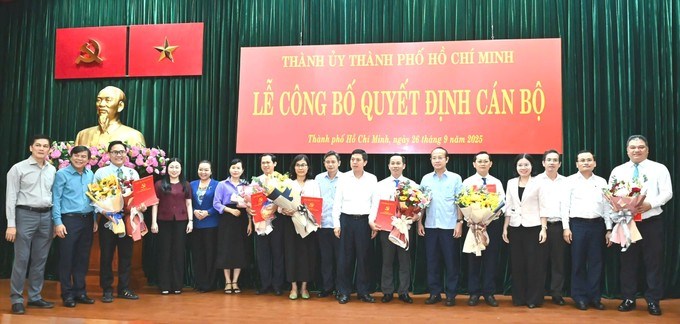 Các đồng chí được Ban Thường vụ Thành ủy TPHCM chỉ định nhận nhiệm vụ tại cơ sở. (Ảnh: SGGP)