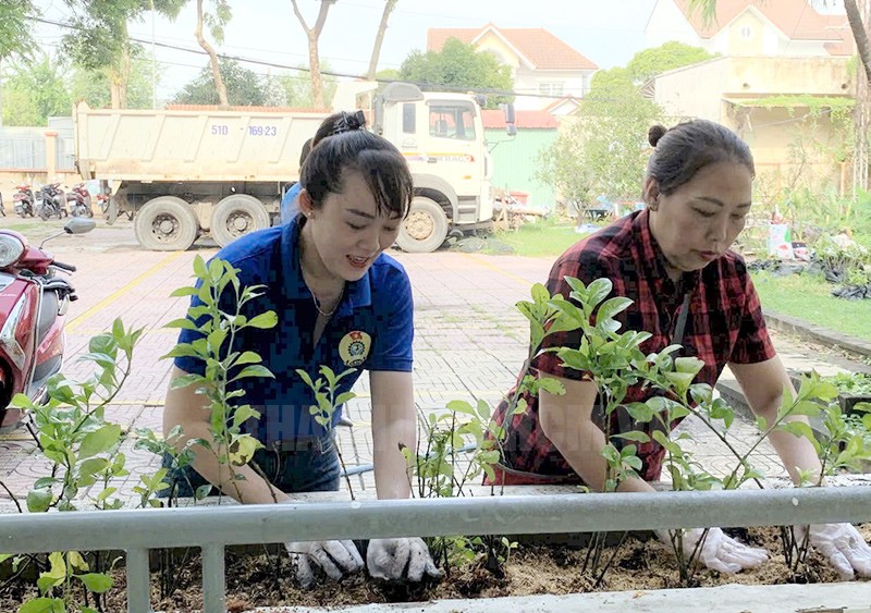 Chị Nguyễn Thị Chắc (bìa phải) cùng hội viên phụ nữ phường thực hiện trồng cây góp phần xây dựng cảnh quan công sở xanh - sạch -  đẹp.