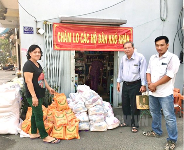 Đồng chí Huỳnh Thị Nâu (đứng bên trái) chuẩn bị quà chăm lo các hộ dân khó khăn