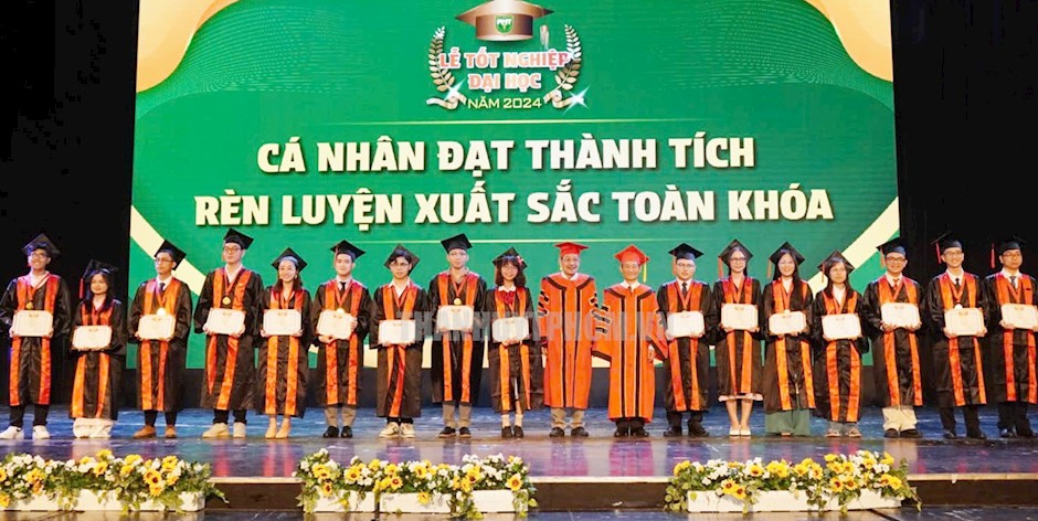 Sinh viên đạt danh hiệu xuất sắc toàn khóa được tuyên dương tại chương trình