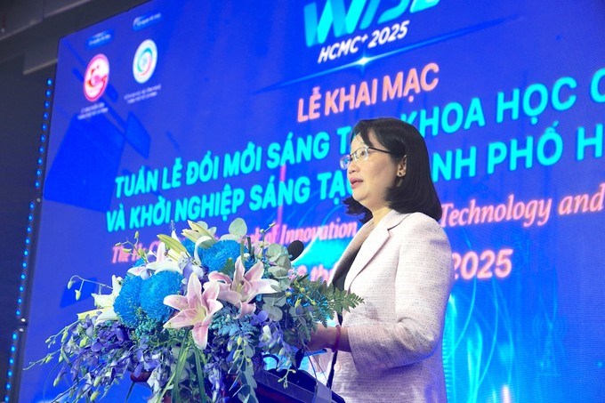 Phó Chủ tịch UBND TPHCM Trần Thị Diệu Thúy phát biểu tại WISE HCMC + 2025. (Ảnh: SGGP)