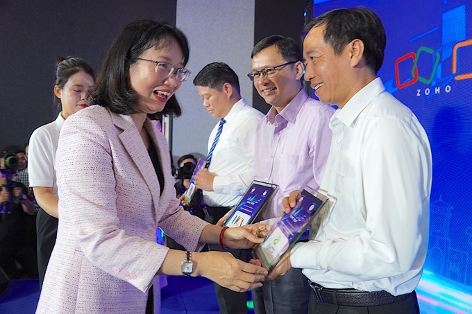 Phó Chủ tịch UBND TPHCM Trần Thị Diệu Thúy trao biểu trưng cám ơn các đơn vị, doanh nghiệp đồng hành cùng WISE HCMC + 2025. (Ảnh: SGGP)