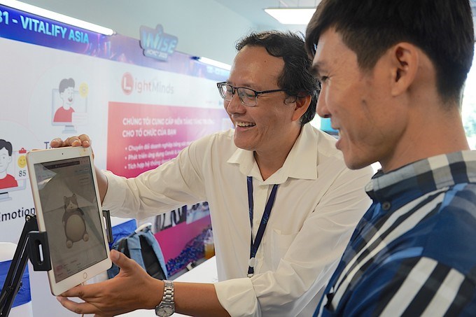 Doanh nghiệp giới thiệu sản phẩm tại WISE HCMC + 2025. (Ảnh: SGGP)