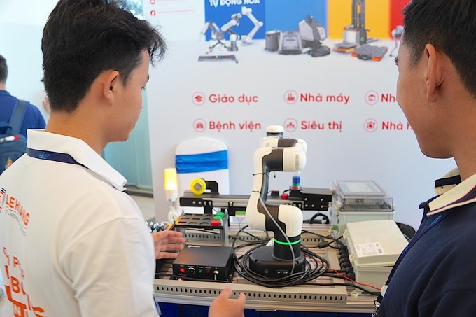 Doanh nghiệp giới thiệu sản phẩm tại WISE HCMC + 2025. (Ảnh: SGGP)