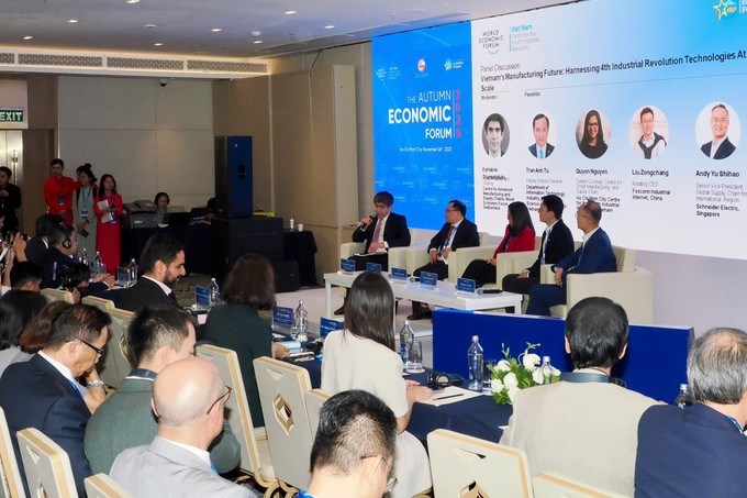 Các phiên thảo luận song song tại Diễn đàn Kinh tế mùa thu, trưa 26/11. (Ảnh: SGGP)