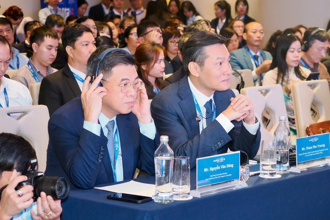 Các đại biểu theo dõi các phiên thảo luận tại Diễn đàn Kinh tế mùa thu. (Ảnh: SGGP)