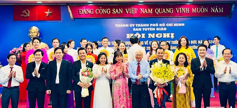 Đồng chí Phan Nguyễn Như Khuê cùng các đại biểu tặng hoa đến các văn nghệ sĩ tại hội nghị