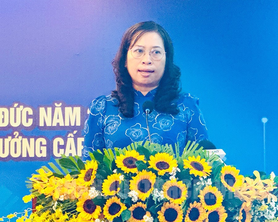 Đồng chí Nguyễn Thị Bé Hai tham luận tại hội nghị