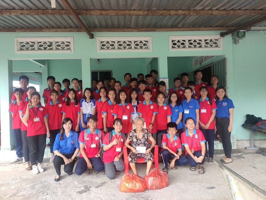 Đoàn viên đến thăm và trò chuyện cùng Mẹ Việt Nam Anh hùng Huỳnh Thị Lơ, xã Tân An Hội