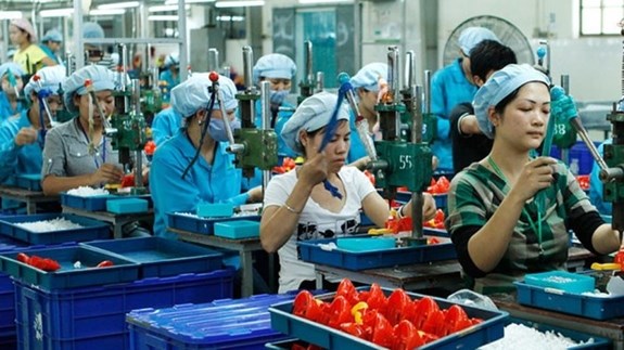 Nhờ các chính sách hỗ trợ của Chính phủ, các doanh nghiệp có thể duy trì sản xuất bảo đảm việc làm và thu nhập cho người lao động. (Ảnh: Anninhthudo.vn)