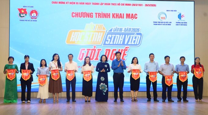 Ban tổ chức tặng cờ lưu niệm cho đơn vị tham gia