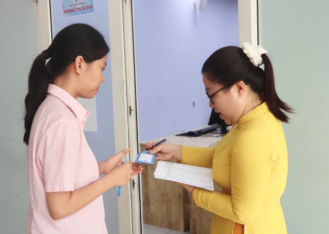 Kiểm tra thông tin thí sinh trước khi vào phòng thi