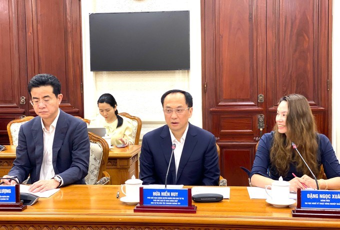 Ph&oacute; Chủ tịch Ch&iacute;nh quyền nh&acirc;n d&acirc;n Khu tự trị d&acirc;n tộc Choang Quảng T&acirc;y Hứa Hiển Huy ph&aacute;t biểu tại buổi l&agrave;m việc. (Ảnh: SGGP)