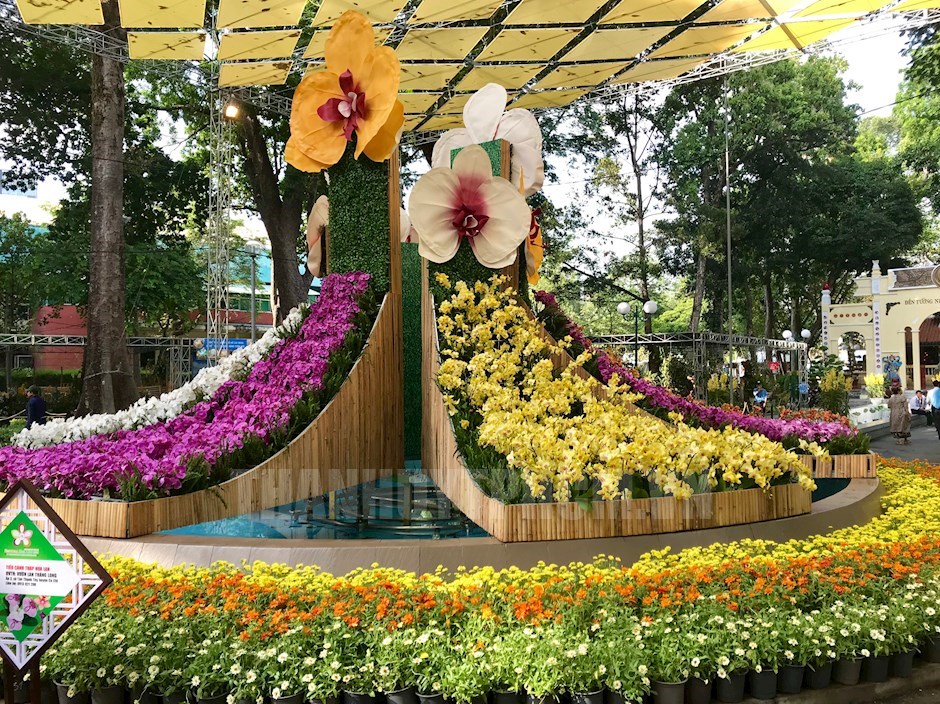 Tiểu cảnh tháp hoa lan