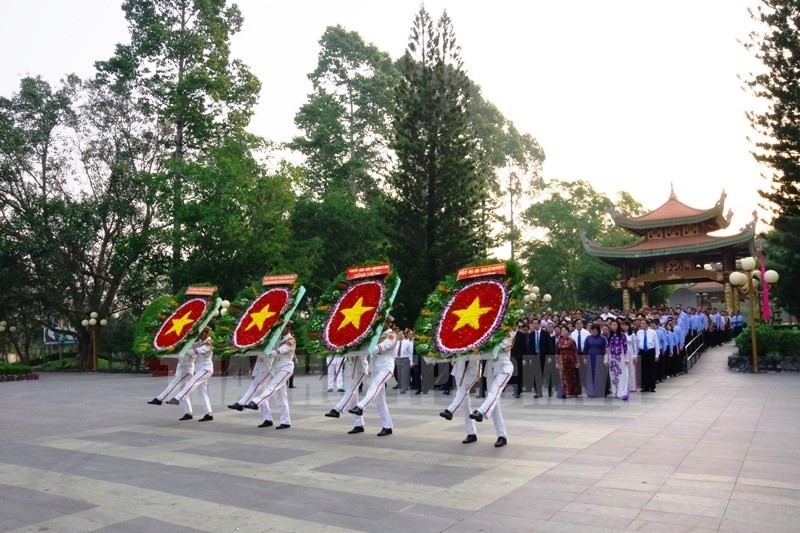 Đoàn lãnh đạo Thành phố, huyện, xã thị trấn viếng các anh hùng liệt sĩ tại Đền Liệt sĩ Bến Dược, nhân dịp Tết Nguyên đán 2020