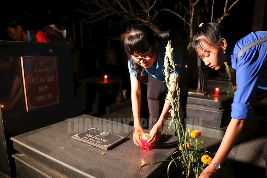 Các bạn đoàn viên thắp nến tri ân tại các mộ liệt sĩ nhân kỷ niệm Ngày Thương binh liệt sĩ 27/7