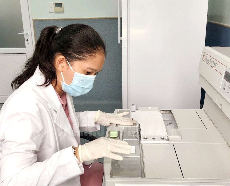 Bác sĩ Đỗ Phạm Nguyệt Thanh làm việc trong phòng thí nghiệm