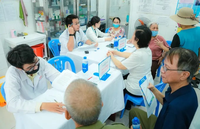 B&aacute;c sĩ Bệnh viện Thống Nhất thăm kh&aacute;m sức khỏe cho người d&acirc;n.