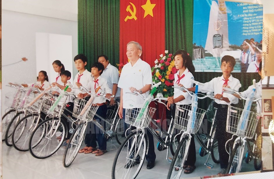 Ông Nguyễn Văn Đức trao xe đạp tặng các em học sinh (ảnh tư liệu)
