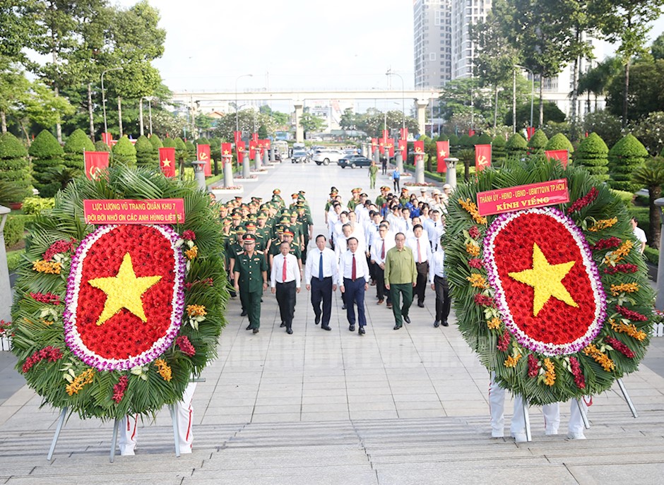 Đoàn đại biểu TPHCM dâng hoa tưởng niệm các anh hùng liệt sĩ tại Nghĩa trang liệt sĩ TPHCM