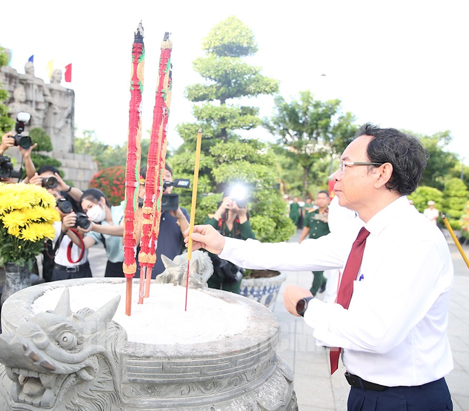 Bí thư Thành ủy TPHCM Nguyễn Văn Nên thắp hương trước tượng đài Bà mẹ Việt Nam anh hùng tại Nghĩa trang liệt sĩ TPHCM