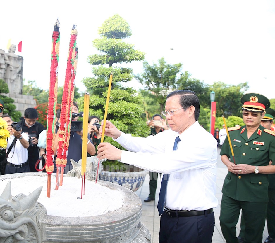 Chủ tịch UBND TP Phan Văn Mãi thắp hương trước tượng đài Bà mẹ Việt Nam anh hùng 