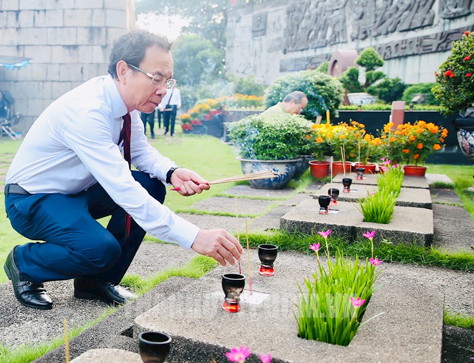 Bí thư Thành ủy TPHCM Nguyễn Văn Nên thắp hương các phần mộ, tưởng niệm các anh hùng liệt sĩ 