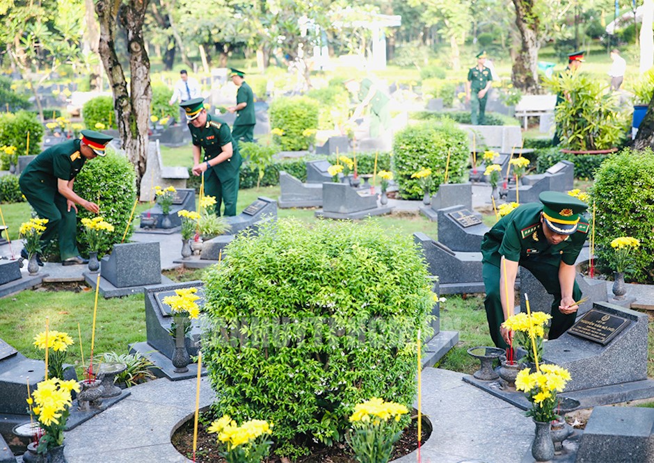 Lực lượng vũ trang viếng và dâng hương các phần mộ, tưởng niệm các anh hùng liệt sĩ tại Nghĩa trang liệt sĩ TPHCM