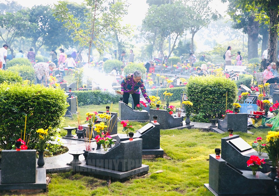 Người dân TPHCM viếng và dâng hương các phần mộ, tưởng niệm các anh hùng liệt sĩ tại Nghĩa trang liệt sĩ TPHCM
