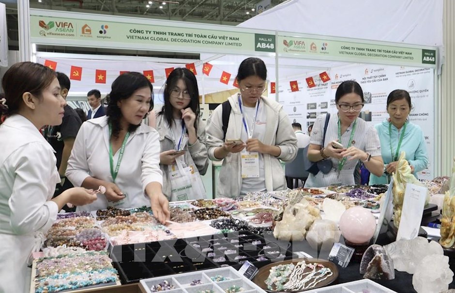 Gian hàng thủ công mỹ nghệ tại VIFA ASEAN 2025 thu hút nhiều khách tham quan. Ảnh: TTXVN
