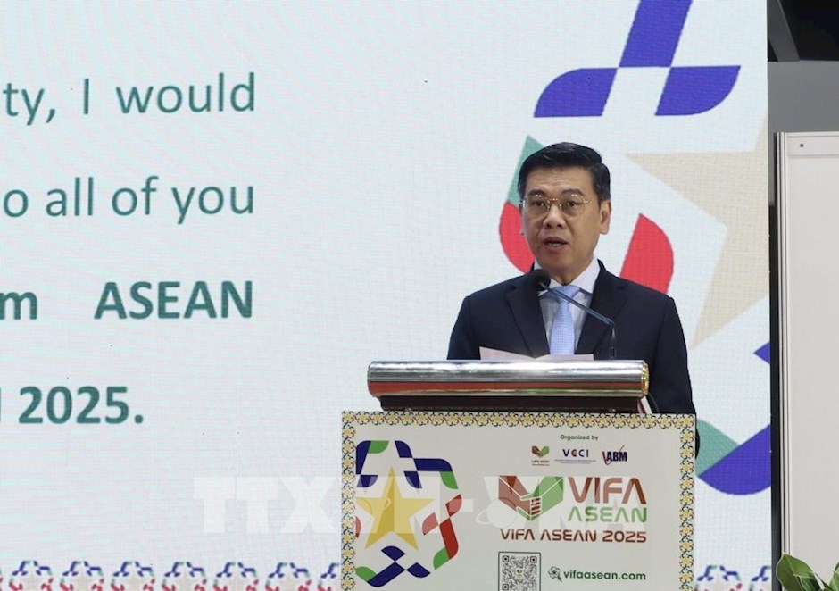 Phó Chủ tịch UBND Tp. Hồ Chí Minh Nguyễn Văn Dũng phát biểu tại lễ khai mạc VIFA ASEAN 2025. Ảnh: TTXVN