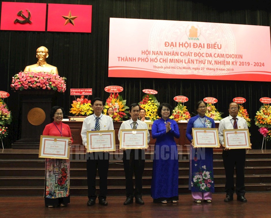 Chủ tịch Ủy ban MTTQ Việt Nam TPHCM Tô Thị Bích Châu trao Bằng khen của UBND TPHCM cho các tập thể xuất sắc