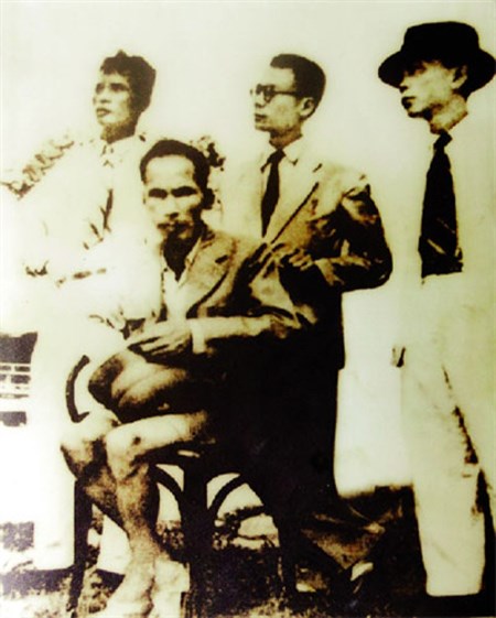 Bác Hồ và các đồng chí Phạm Văn Đồng (đứng bên trái), Võ Nguyên Giáp (bên phải), Nguyễn Bình (giữa) trước ngày đồng chí Nguyễn Bình nhận nhiệm vụ vào Nam chỉ huy lực lượng vũ trang chống Pháp (cuối năm 1945). (Ảnh tư liệu).