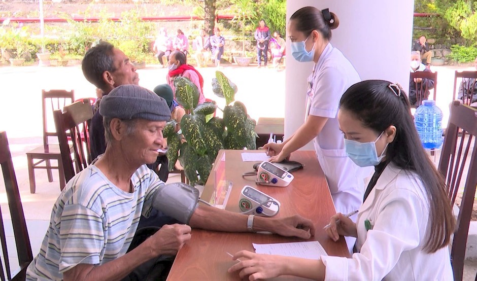 Đoàn y, bác sĩ Bệnh viện Lê Văn Thịnh khám, chữa bệnh cho đồng bào dân tộc tại huyện Đắk Glei