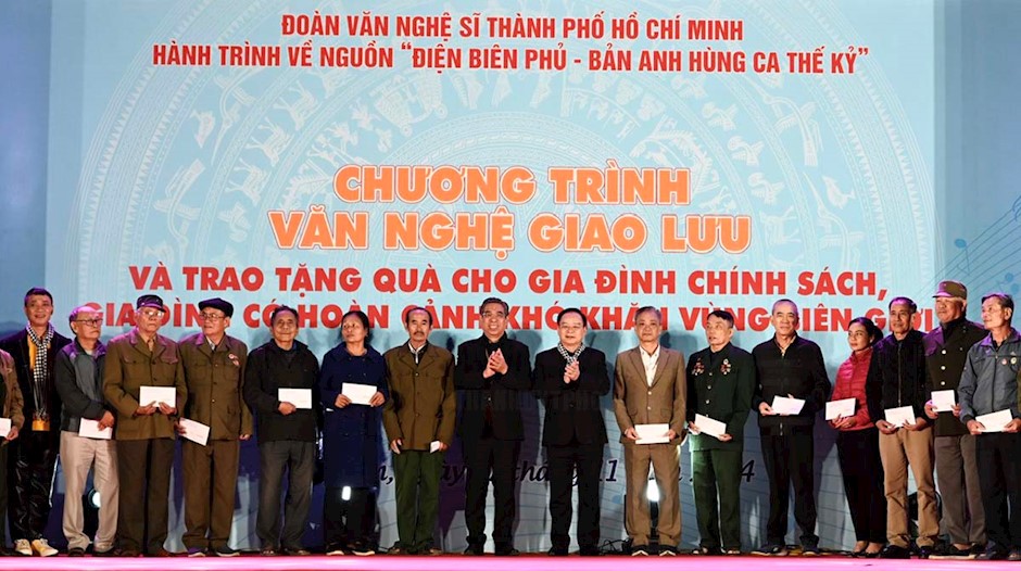 Lãnh đạo TPHCM và tỉnh Điện Biên trao quà đến các gia đình chính sách