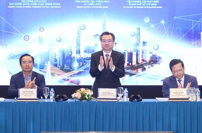 Các đồng chí Nguyễn Văn Được, Phó Bí thư Thành ủy, Chủ tịch UBND TPHCM; Nguyễn Thanh Nghị, Trưởng Ban Chính sách, chiến lược Trung ương; Nguyễn Đức Hiển, Phó Trưởng Ban, Chủ tịch Hội đồng khoa học Ban Chính sách, chiến lược Trung ương (từ trái qua) đồng chủ trì hội thảo. (Ảnh: SGGP)