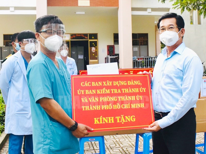 Chủ nhiệm Ủy ban Kiểm tra Thành ủy TPHCM Dương Ngọc Hải thăm, tặng quà hỗ trợ lực lượng tuyến đầu chống dịch Covid-19. (Ảnh: Long Hồ)