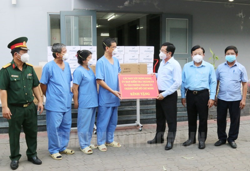 Chủ nhiệm Ủy ban Kiểm tra Thành ủy TPHCM Dương Ngọc Hải tặng quà, động viên lực lượng tuyến đầu chống dịch Covid-19. (Ảnh: Long Hồ)