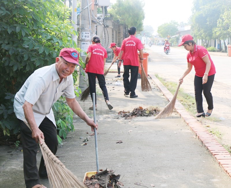 Linh mục Phạm Văn Hòa (áo trắng), Trưởng Ban Đoàn kết Công giáo huyện, Quản Hạt Củ Chi, Chánh xứ Giáo xứ Bắc Hà cùng Giáo dân ra quân “Ngày chủ nhật xanh” tham gia bảo vệ môi trường. 
